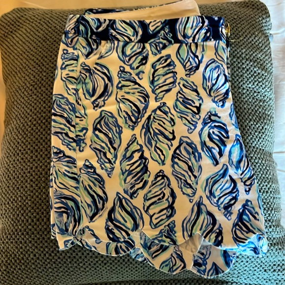 2 pair Lilly Pulitzer scalloped shorts - Picture 5 of 8
